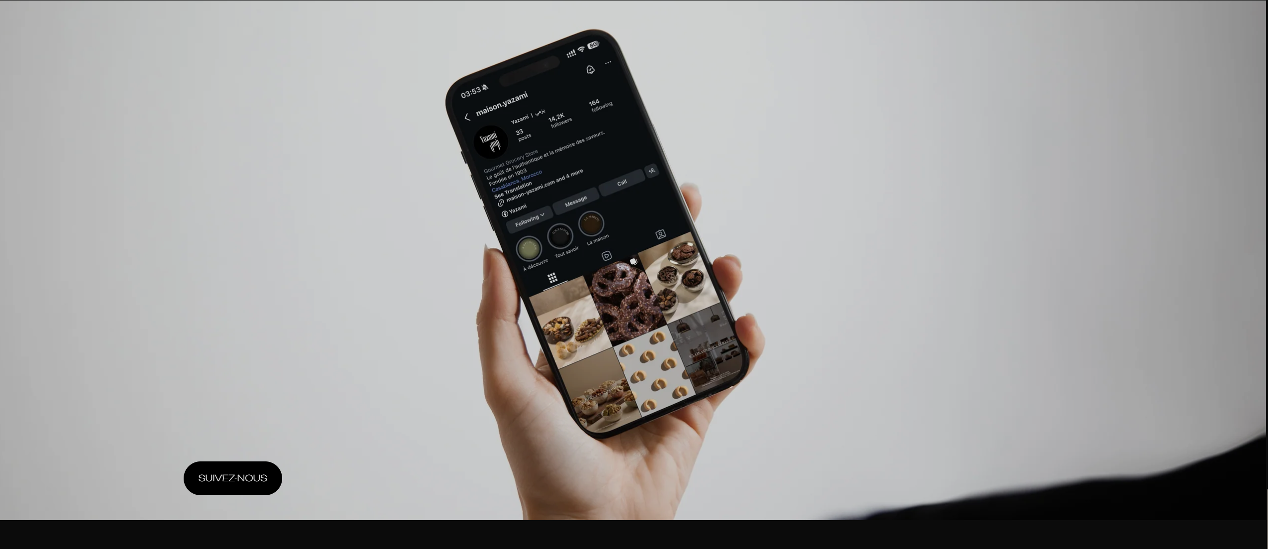 Le compte Instagram Maison Yazami présenté sur un téléphone tenu à la main